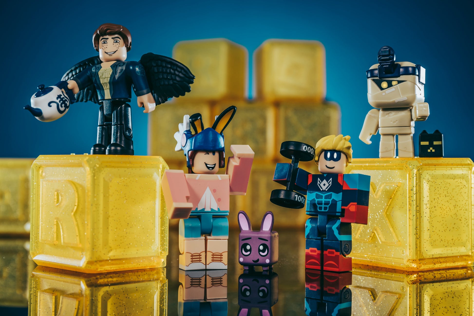 Celebrity Collection - Series 7 Mystery Figure Includes 1 Figure + Exclusive Virtual Items